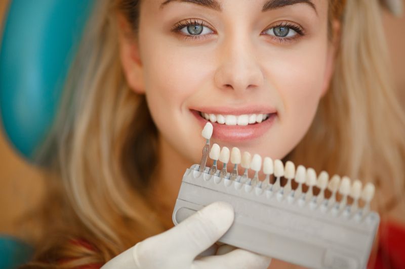 Wybielanie zębów laserem — praktyczne informacje i wskazówki