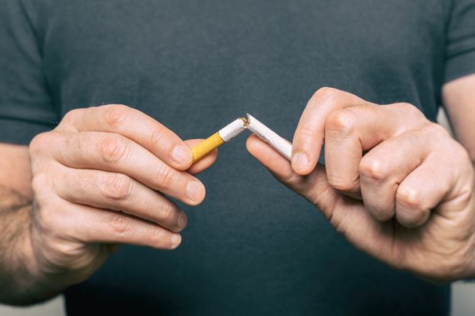 Implanty zębowe – czy palenie papierosów ma wpływ na trwałość implantu stomatologicznego?